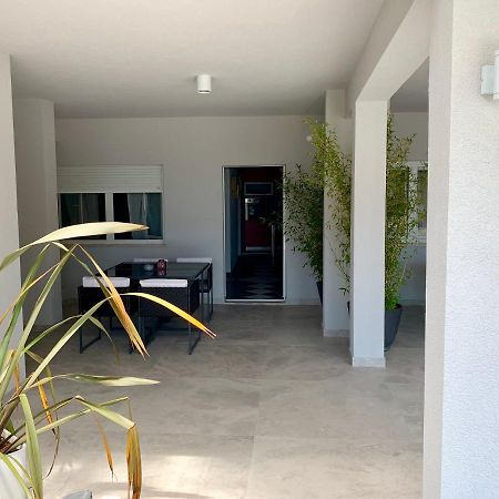 Deluxe Suites Mandic أوميس المظهر الخارجي الصورة