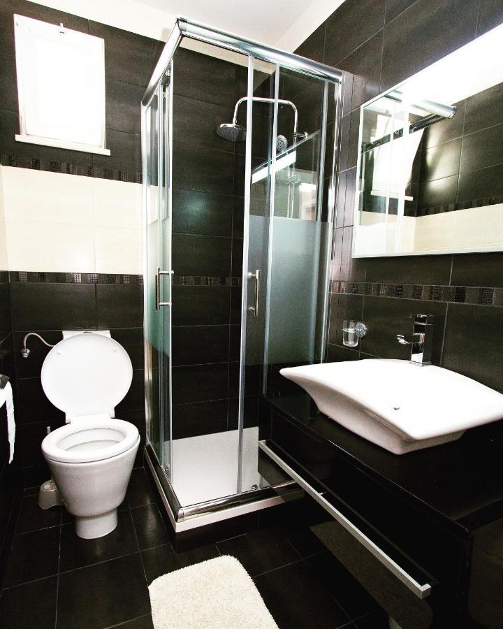 Deluxe Suites Mandic أوميس المظهر الخارجي الصورة