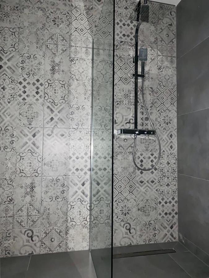 Deluxe Suites Mandic أوميس المظهر الخارجي الصورة