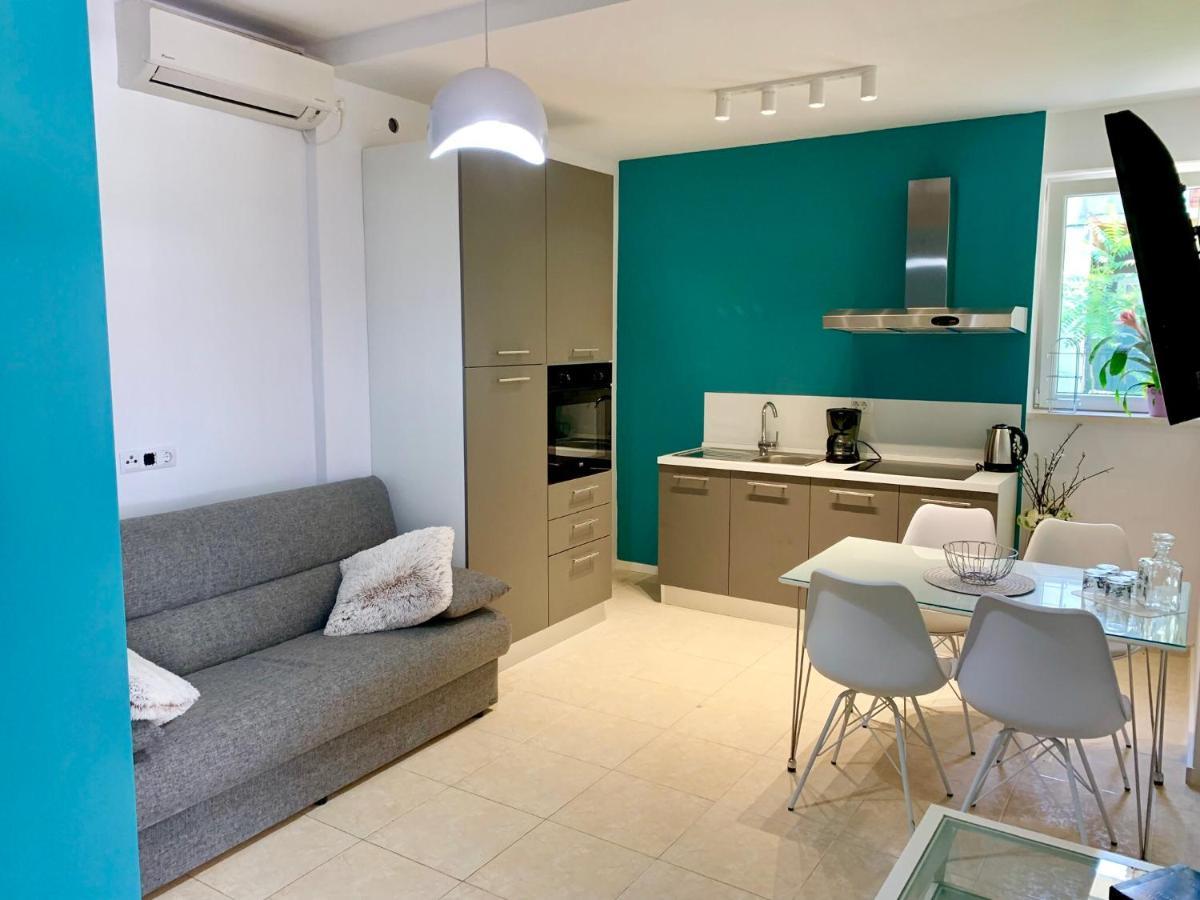 Deluxe Suites Mandic أوميس المظهر الخارجي الصورة