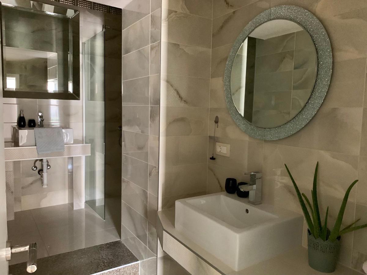 Deluxe Suites Mandic أوميس المظهر الخارجي الصورة