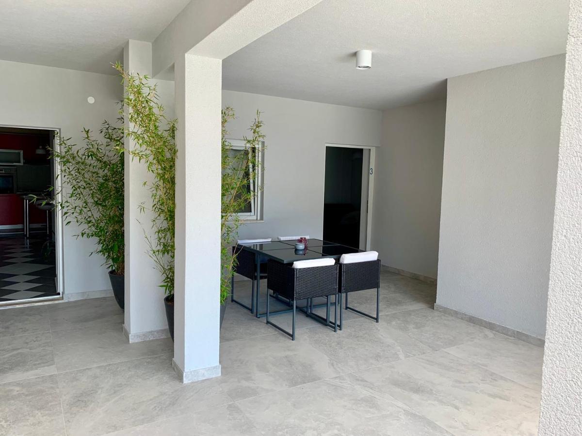 Deluxe Suites Mandic أوميس المظهر الخارجي الصورة