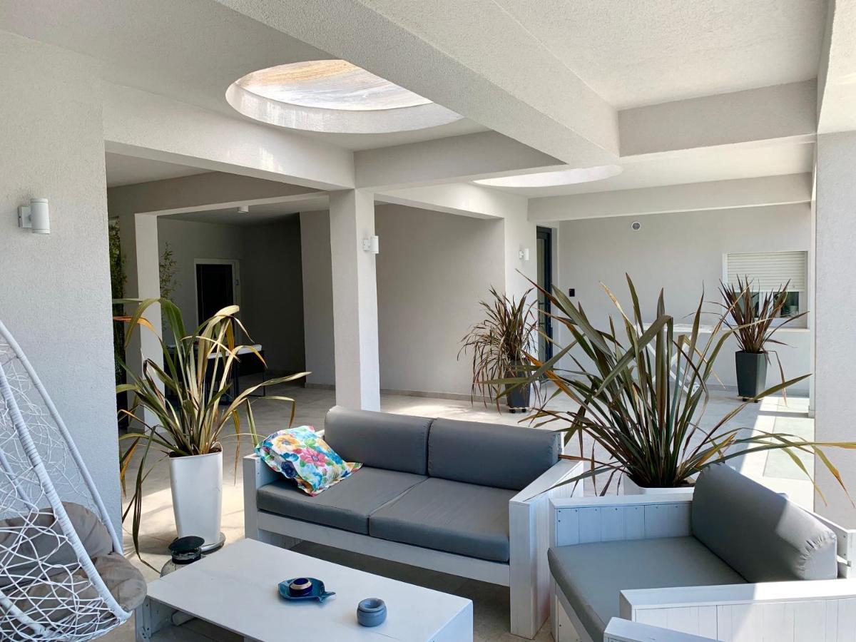 Deluxe Suites Mandic أوميس المظهر الخارجي الصورة