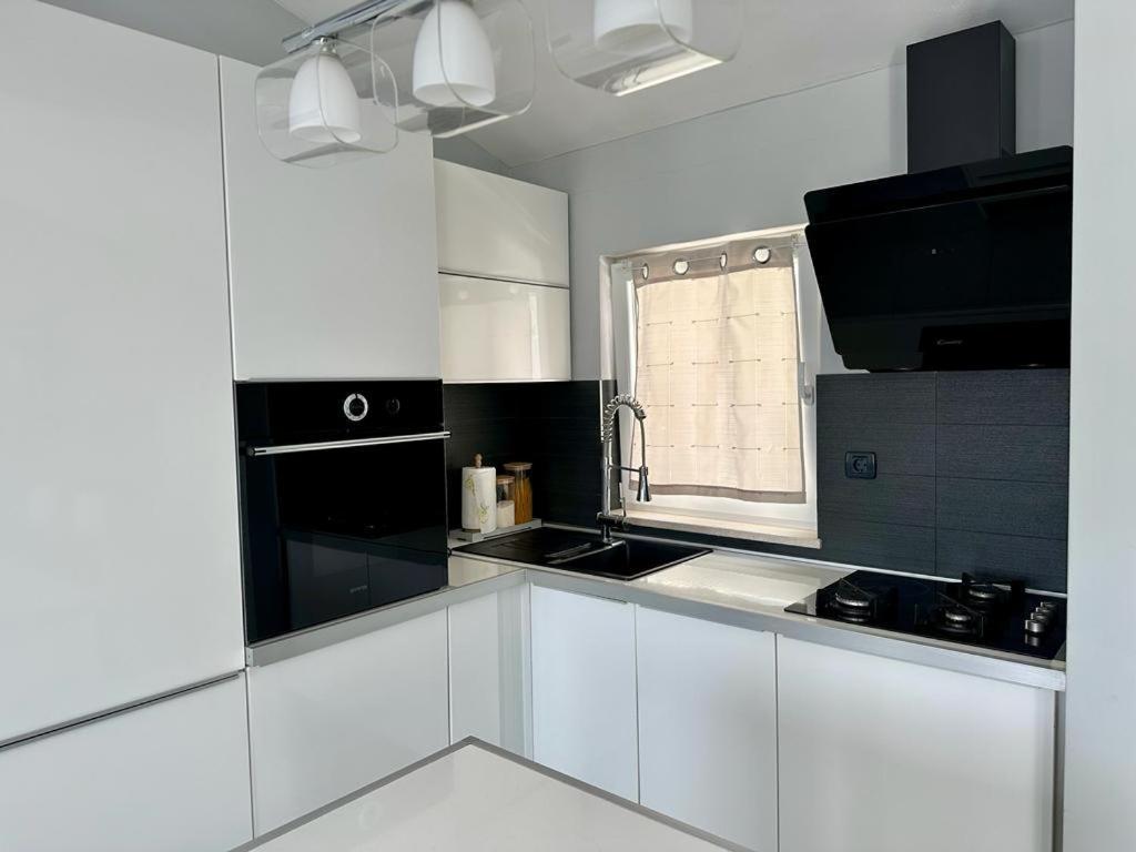 Deluxe Suites Mandic أوميس المظهر الخارجي الصورة
