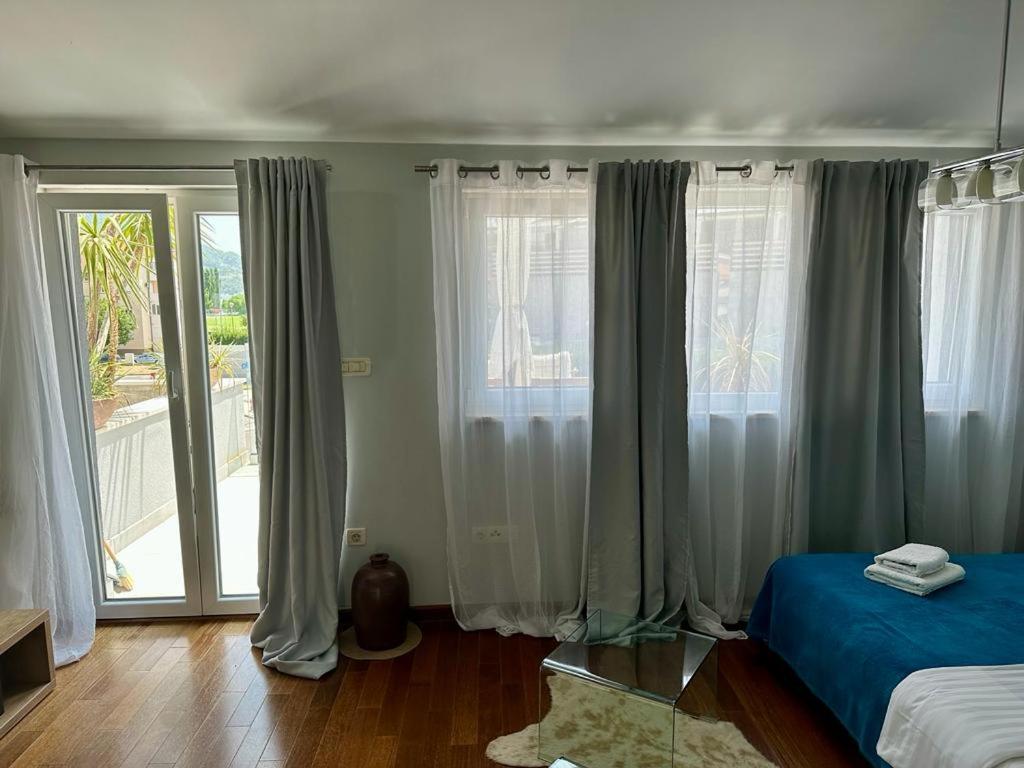 Deluxe Suites Mandic أوميس المظهر الخارجي الصورة